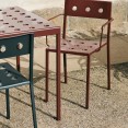 Hay Balcony vierkante tafel 75x76cm met 1 armchair en 1 chair - iron red