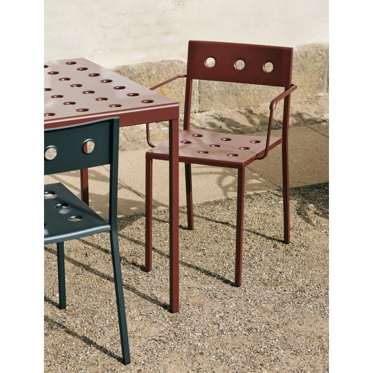 Hay Balcony vierkante tafel 75x76cm met 1 armchair en 1 chair - iron red