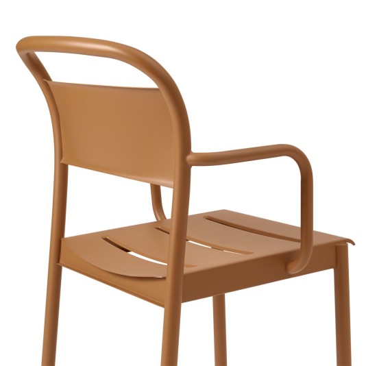 Muuto Linear tuinstoel met armleuning