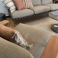 Muuto Settle 3-zits loungebank, Settle loungestoel en Linear Ø70cm salontafel - showmodellen Muuto Settle 3-zits loungebank, Settle loungestoel en Linear Ø70cm salontafel - showmodellen