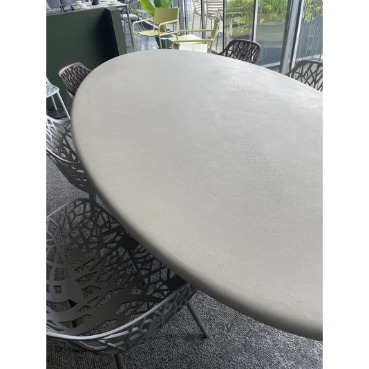 Net-Echt van beton tuintafel - Ovaal 260x130cm - Showmodel